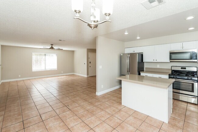 Building Photo - 390 Newbury Ct