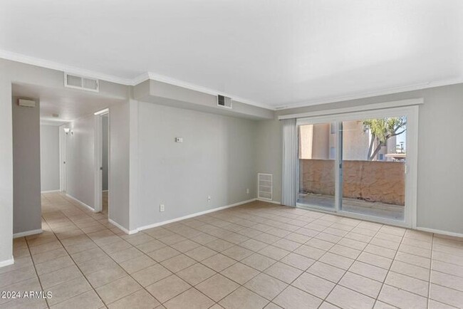 Building Photo - Single Level 3 bedroom Condo In Scottsdale!