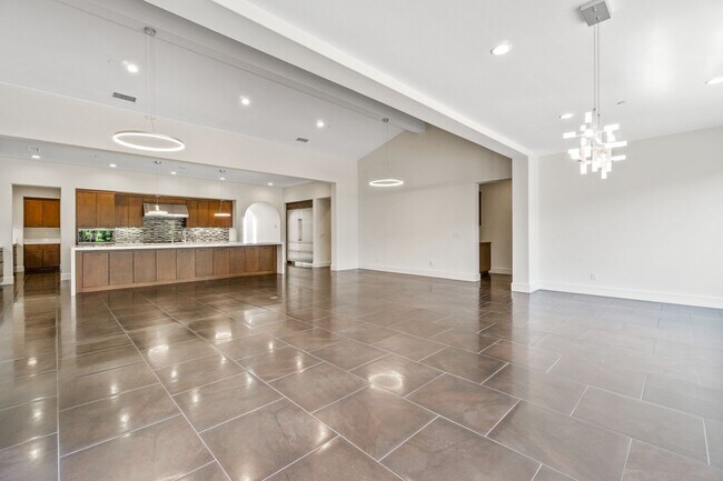 Building Photo - Luxurious and Rare 5 Bed 5.5 Bath Located ...