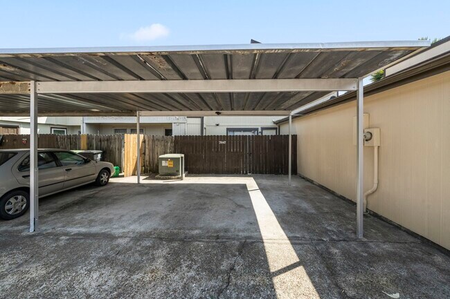 Building Photo - 7847 Green Lawn Dr