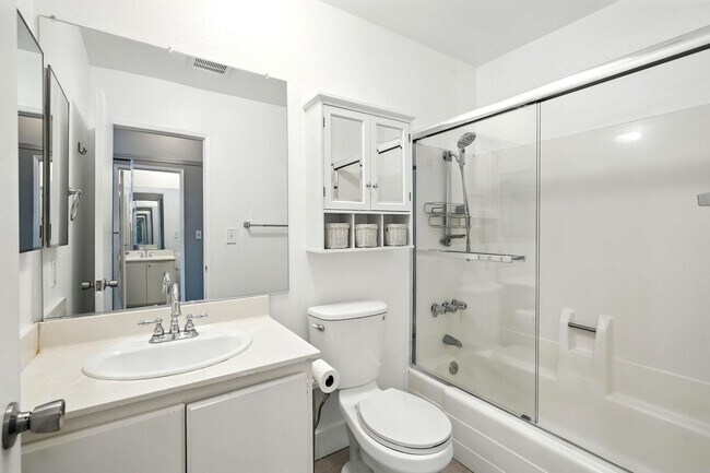 Building Photo - Charming 2BR + 1BA Condo in Tarzana availa...