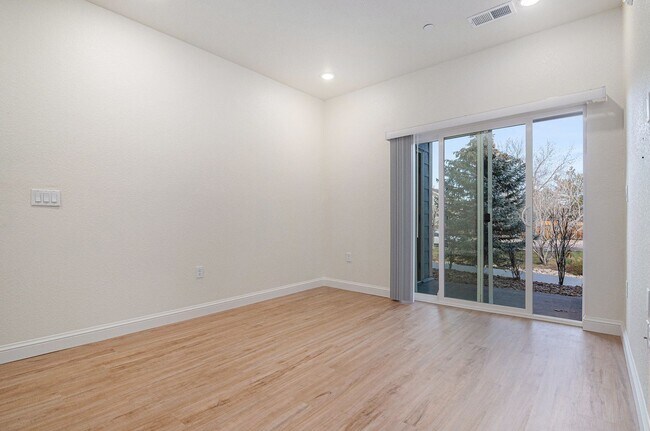 Building Photo - Ground Level Condo - 2 Bedrom 2 Bathroom in Chatfield Bluffs