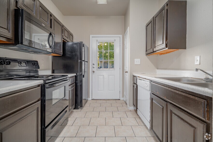 4BR, 2BA - 1490SF - Kitchen - Houston Street Townhomes