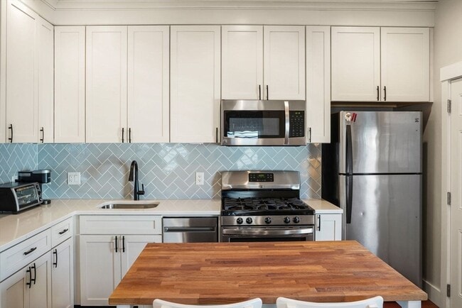 Building Photo - 596 E 2nd St