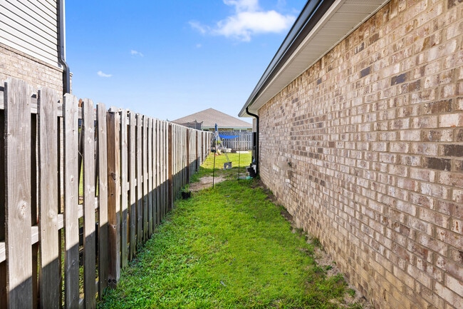 Building Photo - 1016 Limpkin St