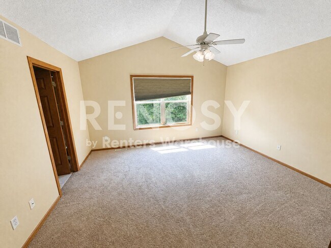 Building Photo - Available September 1st 3 Bedroom 3 Bath Single Family Home in Plymouth