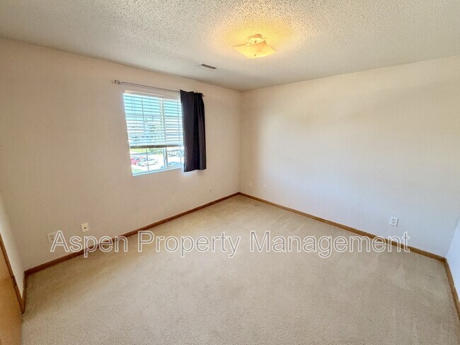 Building Photo - 2825 Triple Crown Ln