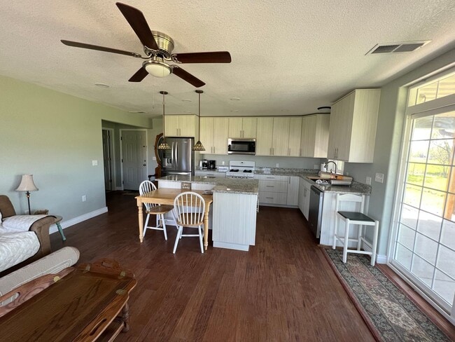 Building Photo - Fully Furnished Short Term Rental