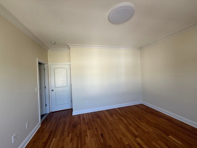 Building Photo - 398 Cator Ave