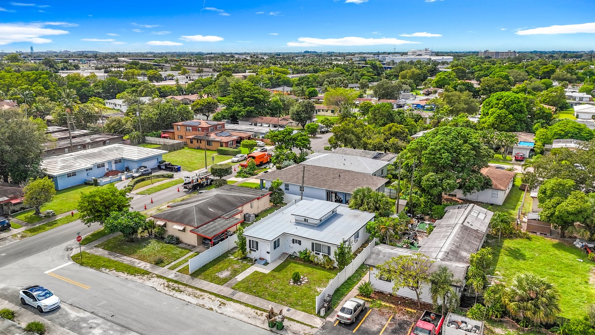 Building Photo - 401 NW 16th Ave