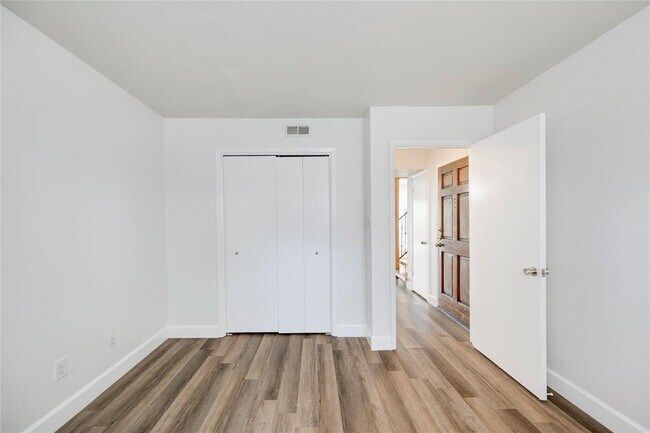 Building Photo - 6910 Hart Ln