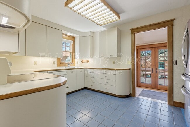 Building Photo - 4047 Wyandot St