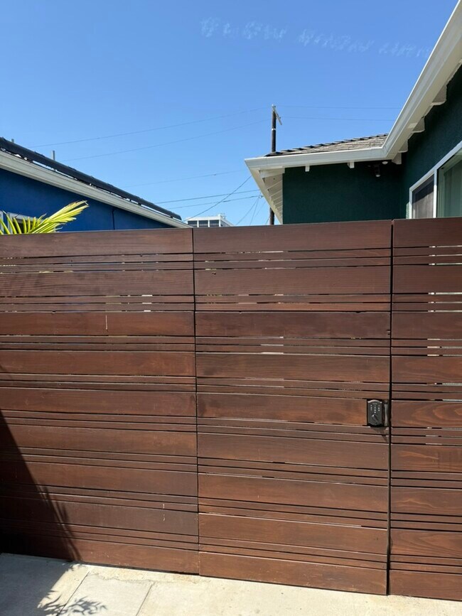 Building Photo - 8507 Croydon Ave