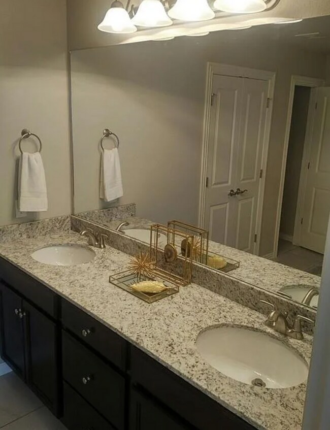 Building Photo - 3 Bedroom Townhome for Lease Rogers, AR! *...