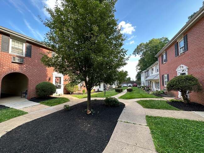 Building Photo - Hampshire Place Townhomes