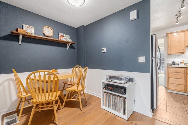 Building Photo - Cozy 2-bed townhome w/ laundry and communi...