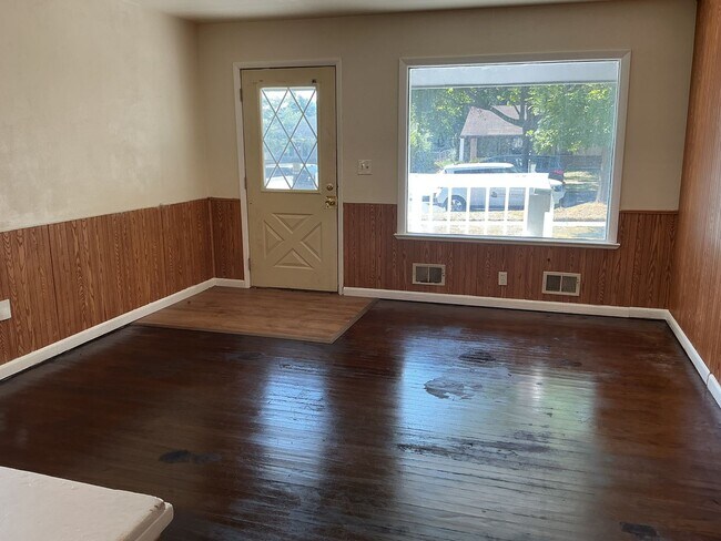 Building Photo - 3BR 1BA Single Family