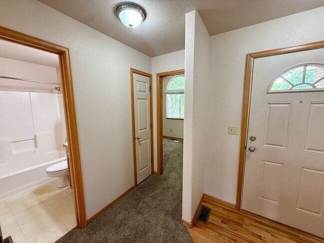 Building Photo - Ranch Style Home Located on Dead-End Street, Easy Access to I-25