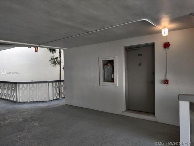 Building Photo - 9700 W Bay Harbor Dr