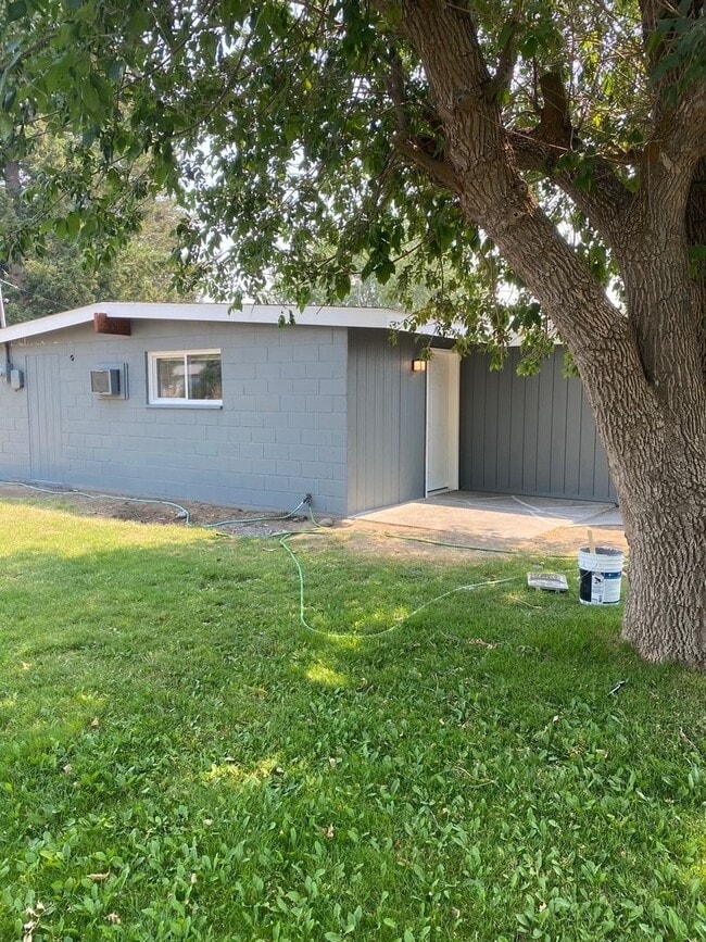 Building Photo - Charming two bedroom home