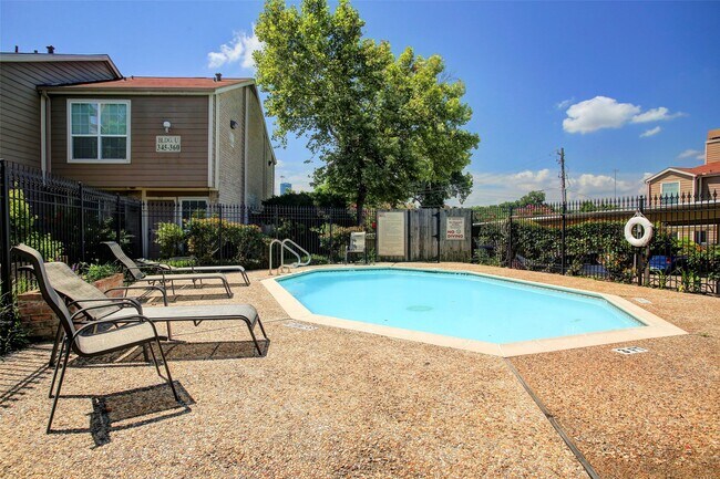 Building Photo - 1860 White Oak Dr