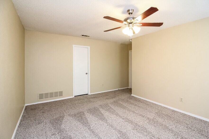 Building Photo - 1125 Hidden Creek Dr