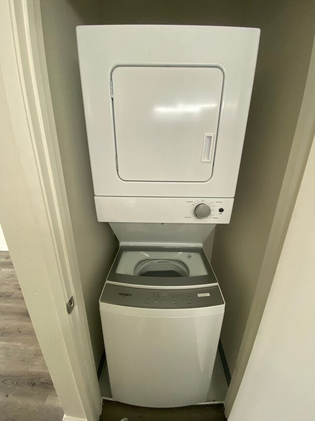 Building Photo - Gorgeous Condo W/ Dishwasher & In Unit W/D!