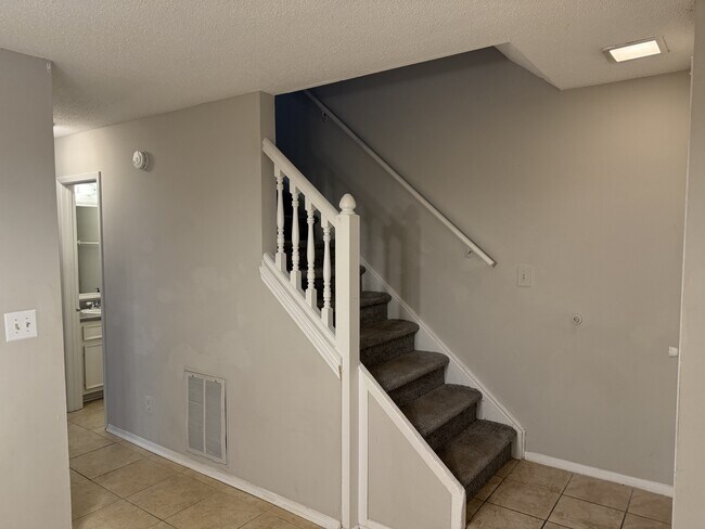 Building Photo - 6473 Klinect Ct