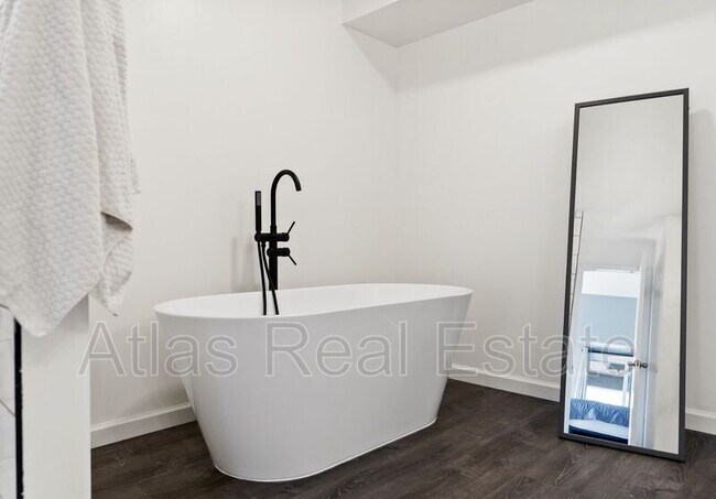 Building Photo - 12024 W Cross Dr