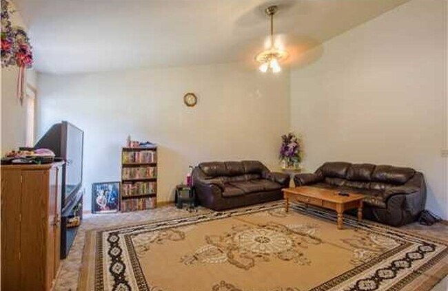 Building Photo - Huge 3BR/3ba Duplex on West Side of Eau Cl...