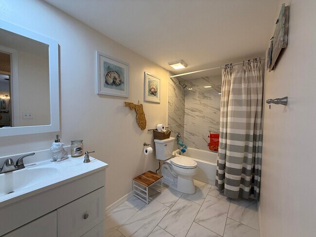 Building Photo - 1021 Springdale Cir