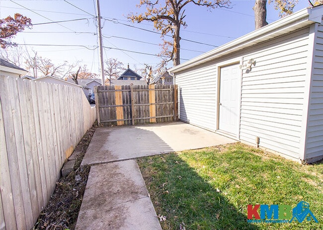 Building Photo - 839 14th St NE