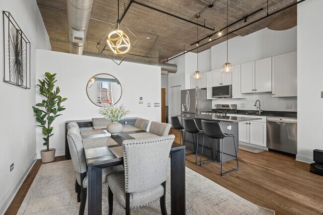 Building Photo - 758 N Larrabee St