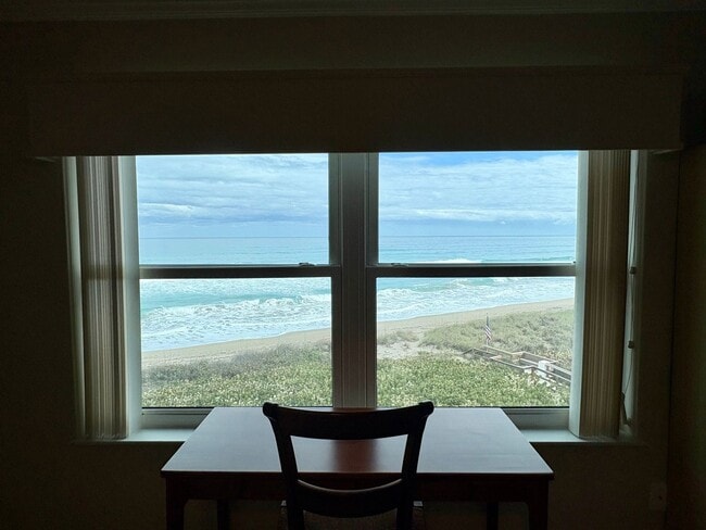 Building Photo - Direct Oceanfront 2/2 Condo in Stuart!