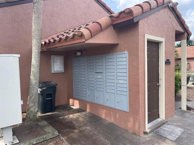 Building Photo - 614 Grenadine Ct