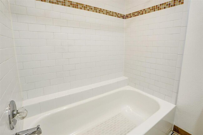 Building Photo - 7685 Northcross Dr