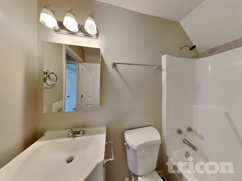 Building Photo - 1526 Amberwood Cir