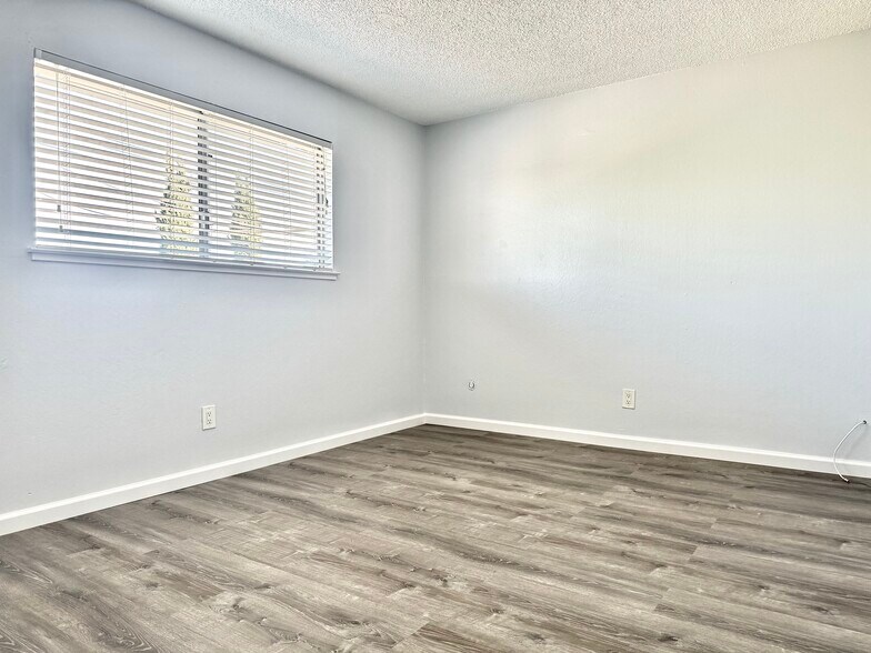 Building Photo - 4549 Greenholme Dr