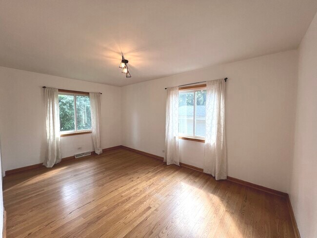 Building Photo - 403 E Lake Ave