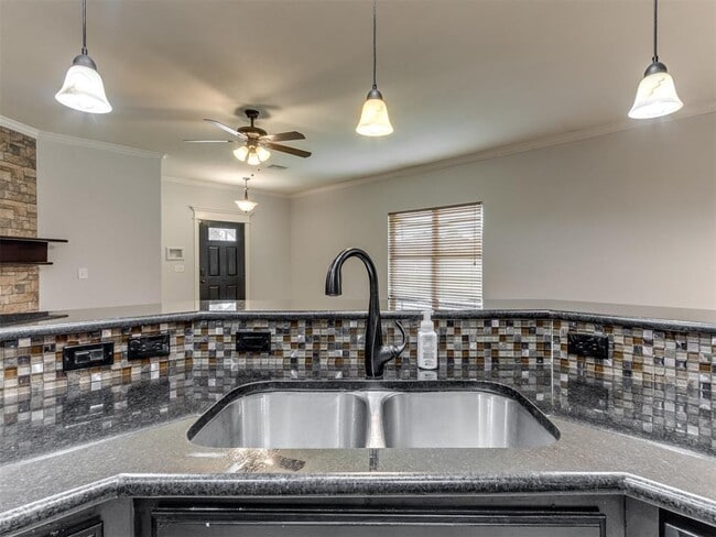 Building Photo - 7201 Meadow Lake Dr