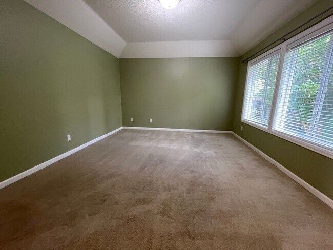Building Photo - 5 Bed 2.5 Bath + a Den in Tigard/Bull Mountain - Solar Panels, Central A/C and More!