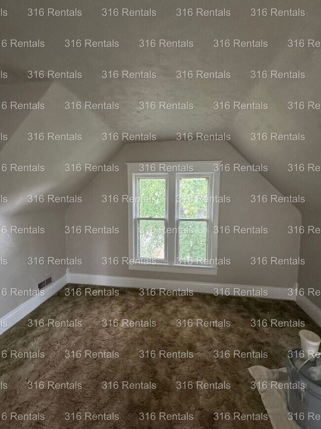 Building Photo - $1200 - 4 bed 2 bath - Single Family Home