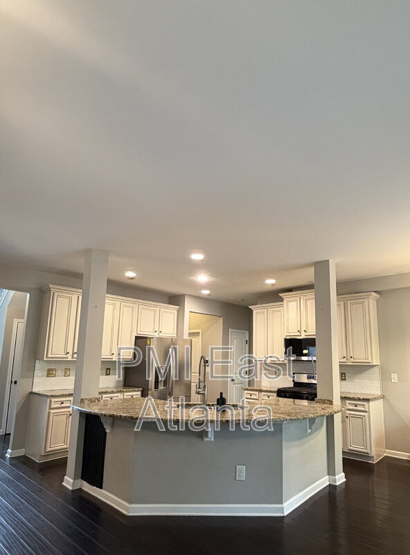 Building Photo - 422 Live Oak Pass