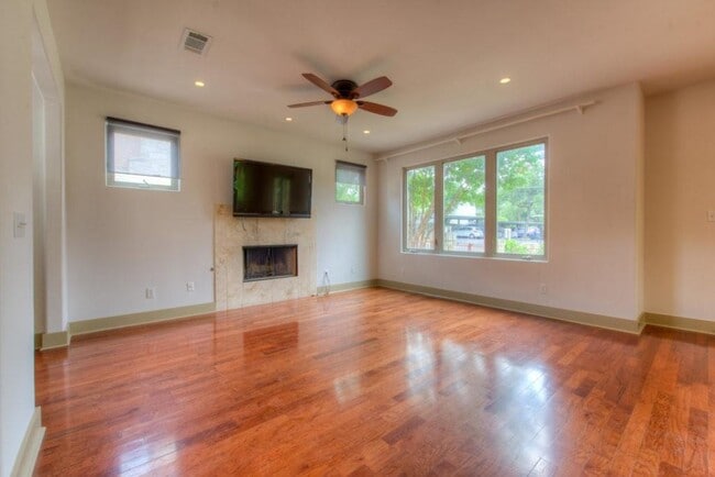 Building Photo - 605 Peacock Ln #C C