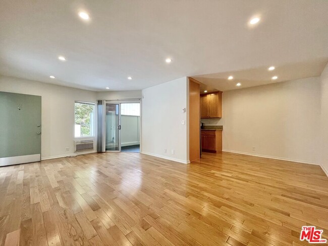 Building Photo - 929 N San Vicente Blvd