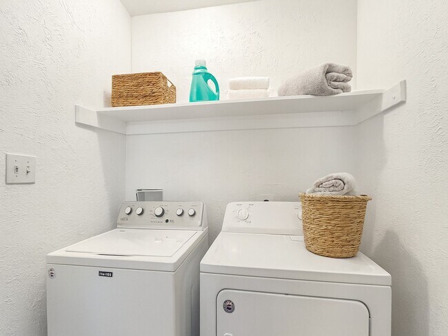 Building Photo - 4-Bedroom, 1 Bath  Single Family for Rent in Mesquite, TX | Great Backyard & Modern Kitchen