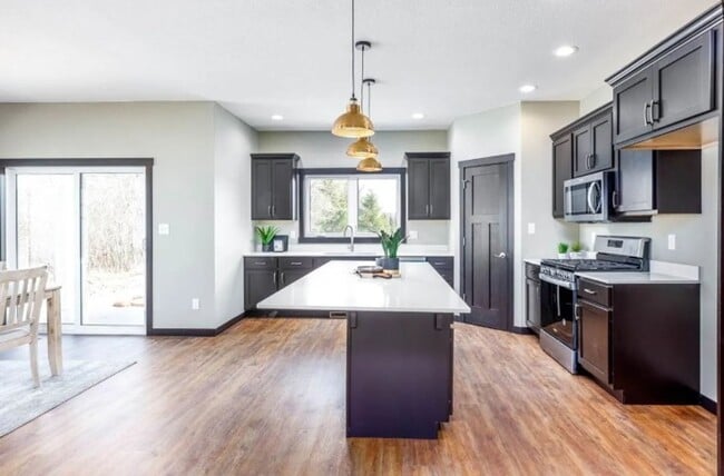 Building Photo - 4 bedroom 3 bath Twinhome for Rent!!! NO A...