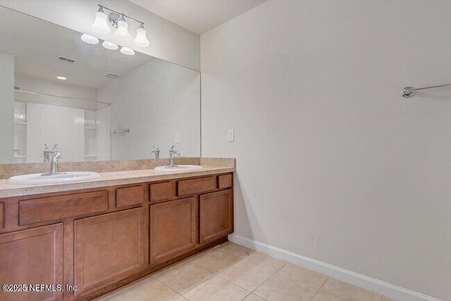 Building Photo - 6920 Roundleaf Dr