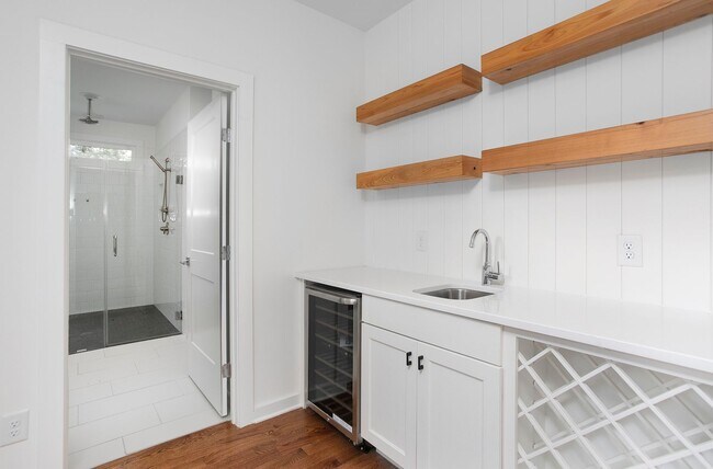 Building Photo - Modern Beauty In Charming Neighborhood!