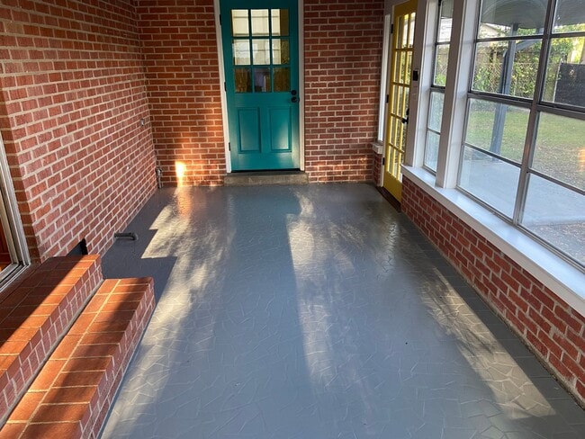 Building Photo - 3 Bedroom Biloxi
